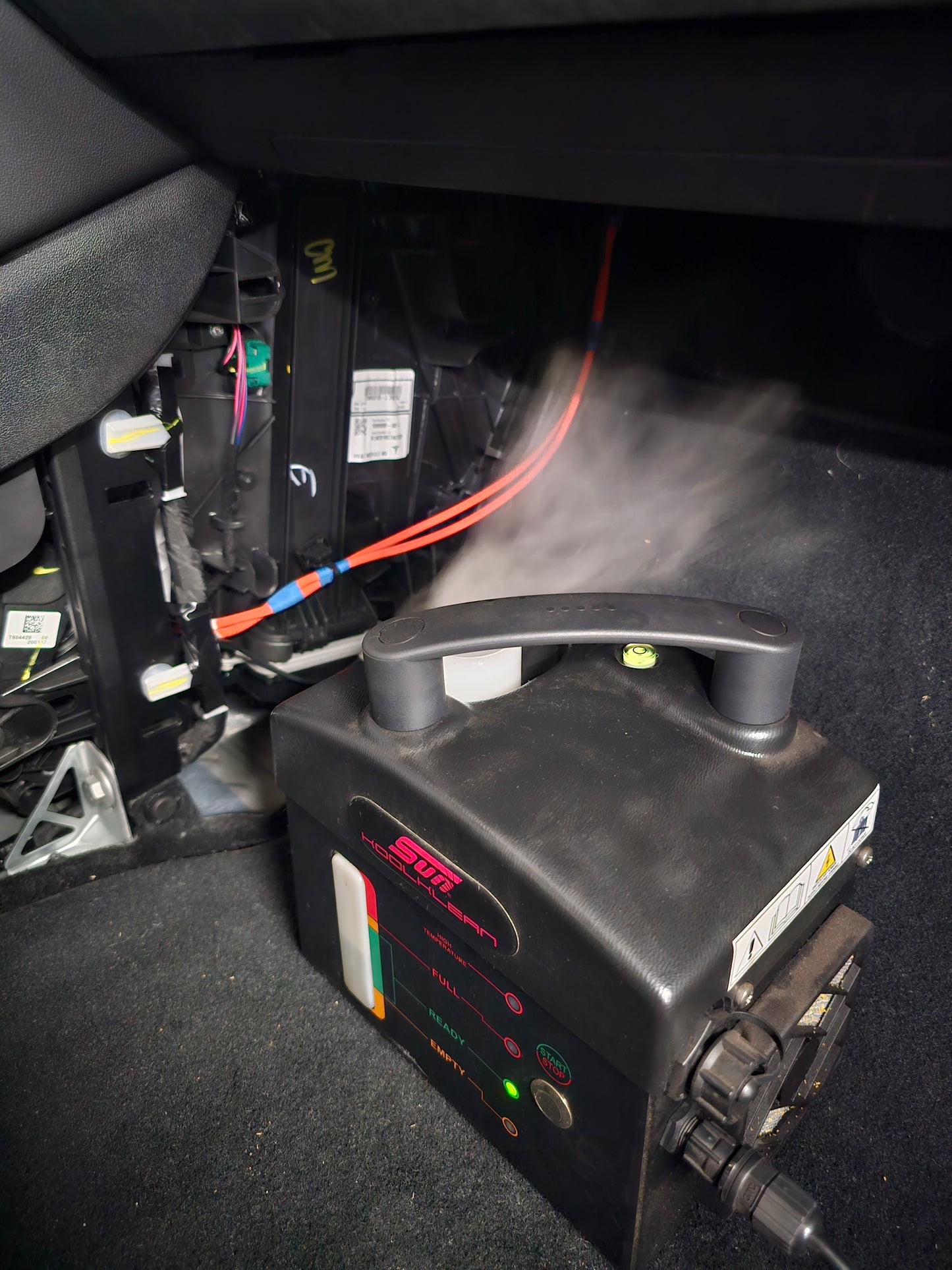 Klimaanlagen Desinfektion inklusive Innenraumfilter (2 Stück) erneuern.