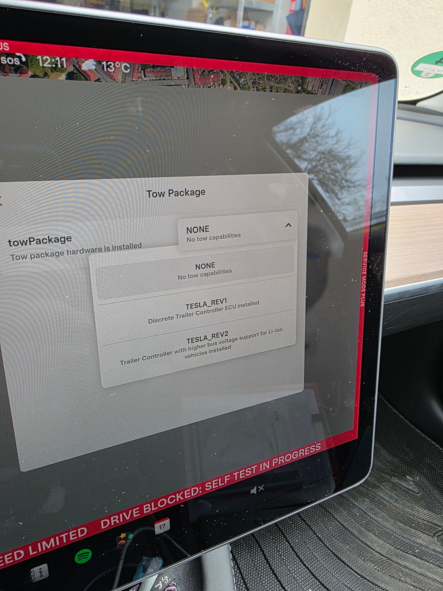 Codierung des Anhängermoduls oder des Spoilers, Bremssattelfarbe im Avatar für Ihren Tesla. Boombox freischalten.