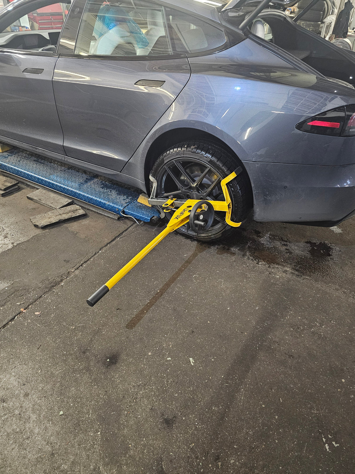 Achsspieltester am Rad eines Tesla Model S auf der Hebebühne – Garantie-Endcheck Hannover