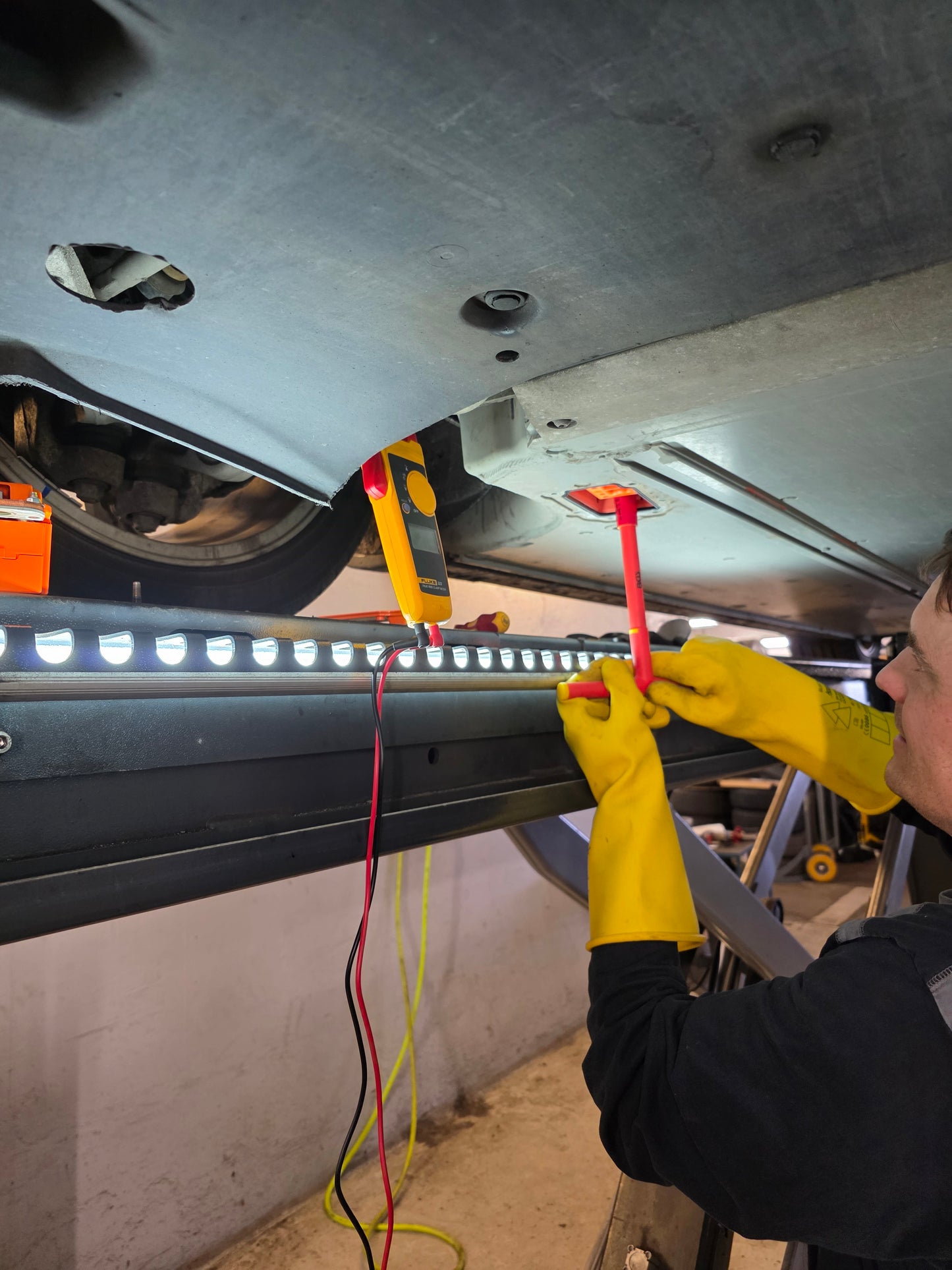 Hochvoltsicherung erneuern Tesla Model S/X (Sicherung unter dem Akku)