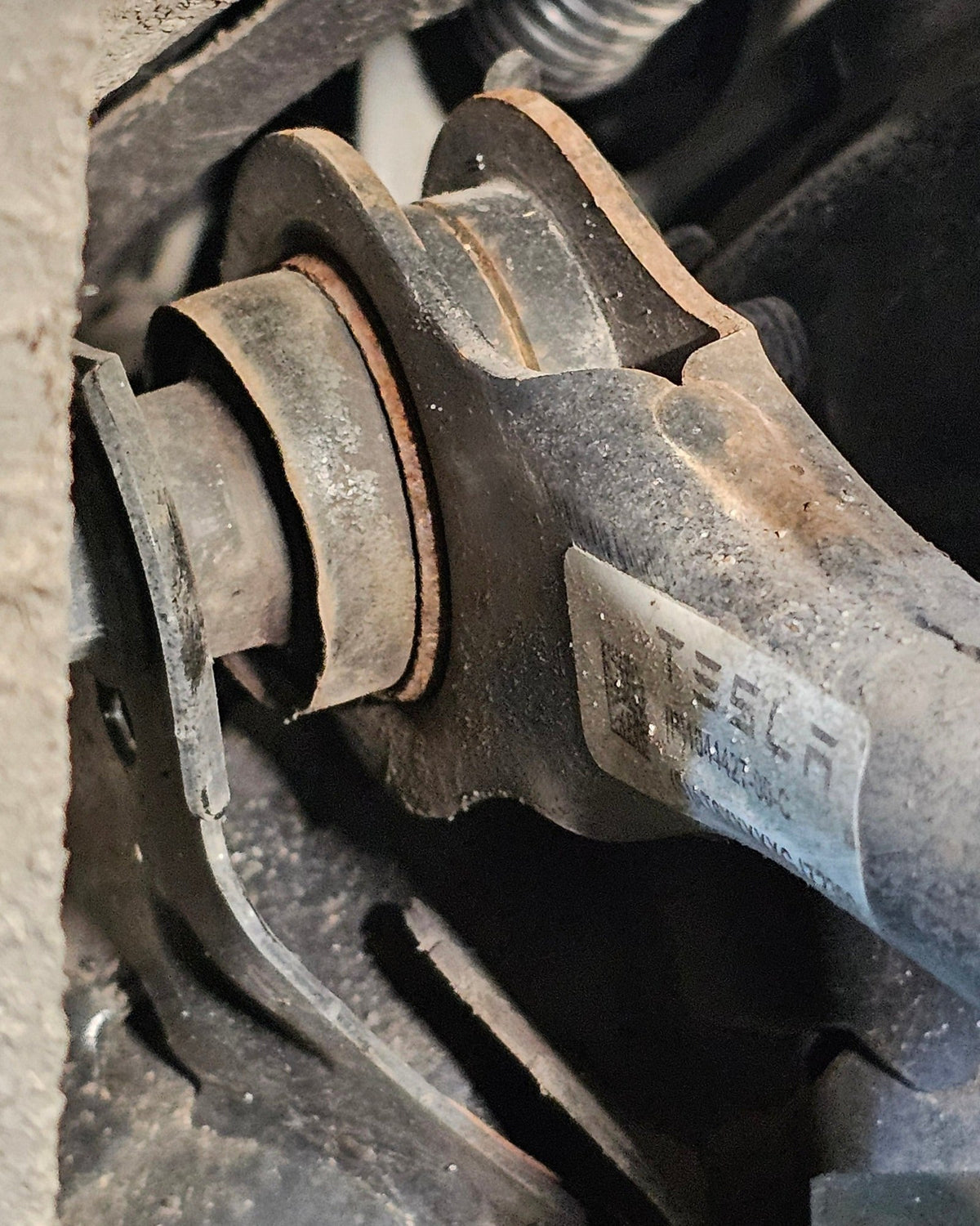 Lockeres Gummilager am Querlenker der Hinterachse eines Tesla Model 3