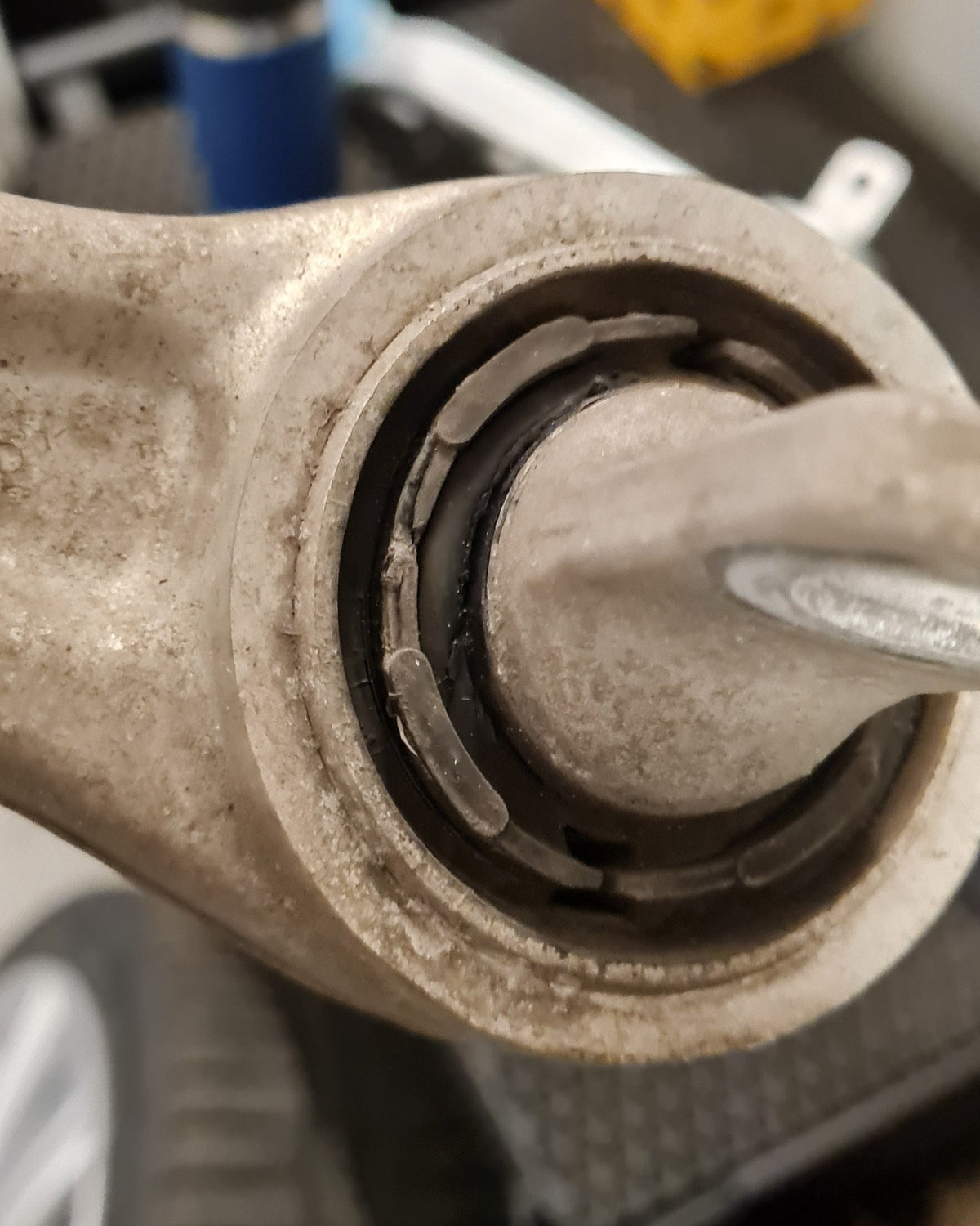 Abgenutzte Querlenkerbuchse eines Tesla Model 3/Y in Nahaufnahme
