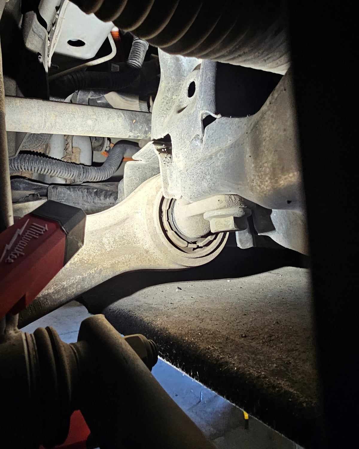 Querlenkerbuchse an der Vorderachse eines Tesla Model 3, Blick von unten