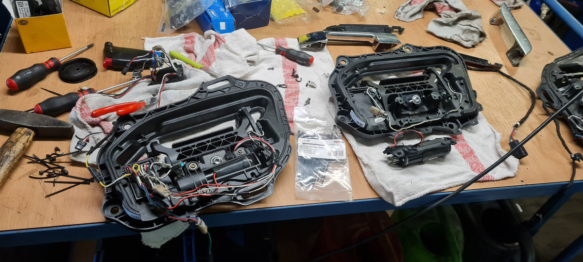 Ausgebauter Türgriff vom Tesla Model S, passend für das Reparatur-Set mit Mikroschalter und Kabelbaum

