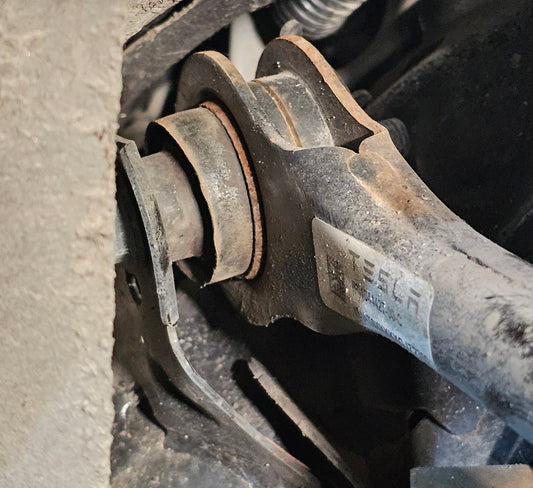 loses Gummilager Model 3 an der Hinterachse