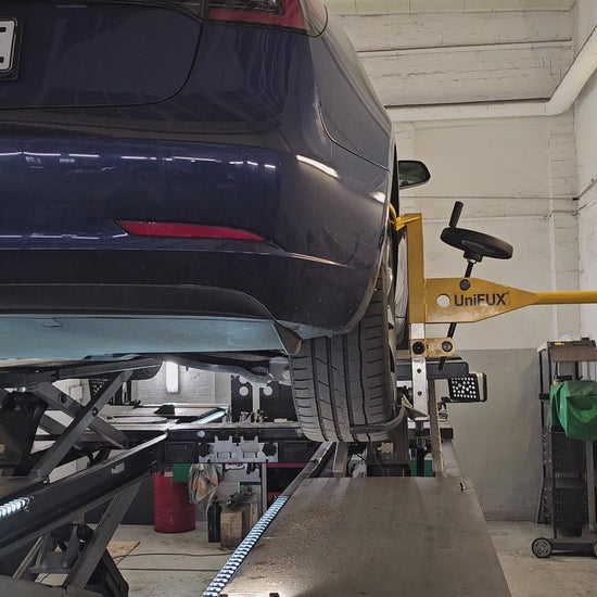Video: Tesla Model 3 auf der Hebebühne beim Garantie-Endcheck, Prüfung des Fahrwerks – Garantie-Endcheck Leipzig